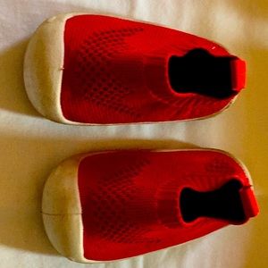 Little girls size 16 slip on stretch top. Little wear but still good.